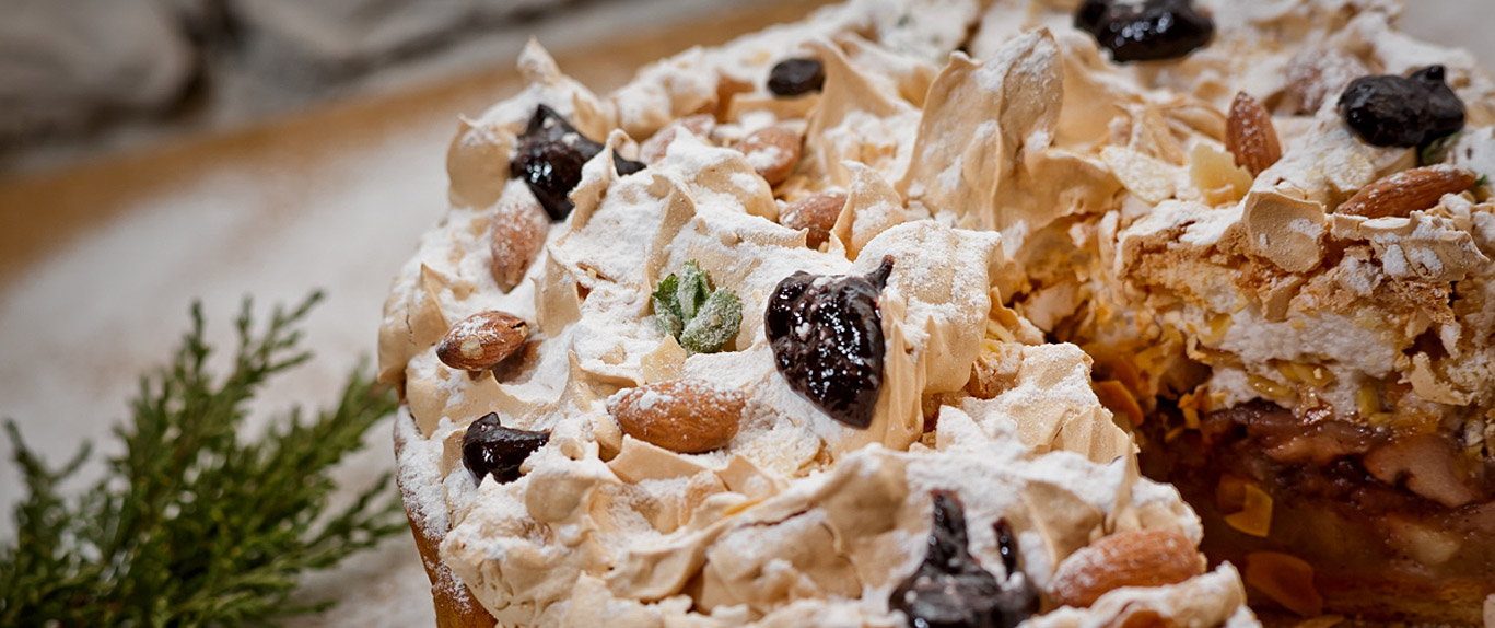 Matecznik Tradition from Nature - Apple shortcake with meringue and elderberry jam