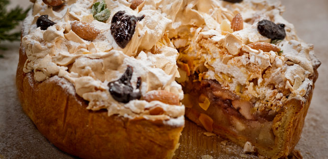 Matecznik Tradition from Nature - Apple shortcake with meringue and elderberry jam