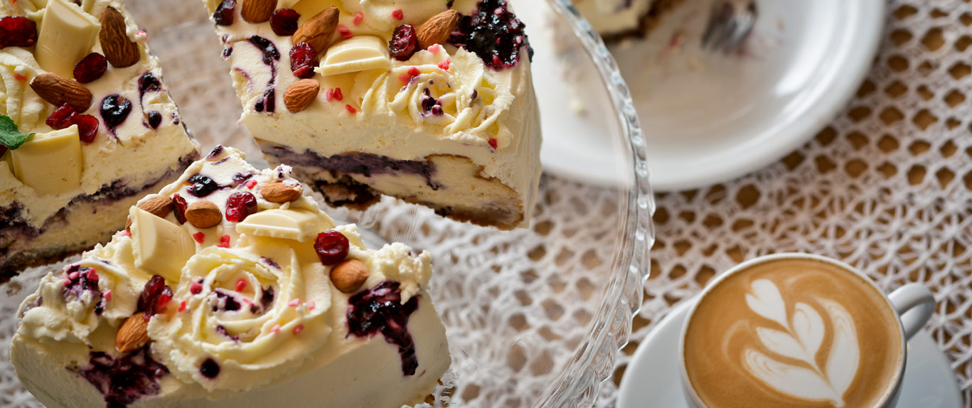 Matecznik Tradition from Nature -Cheesecake with white chocolate and bilberry (European blueberry) jam